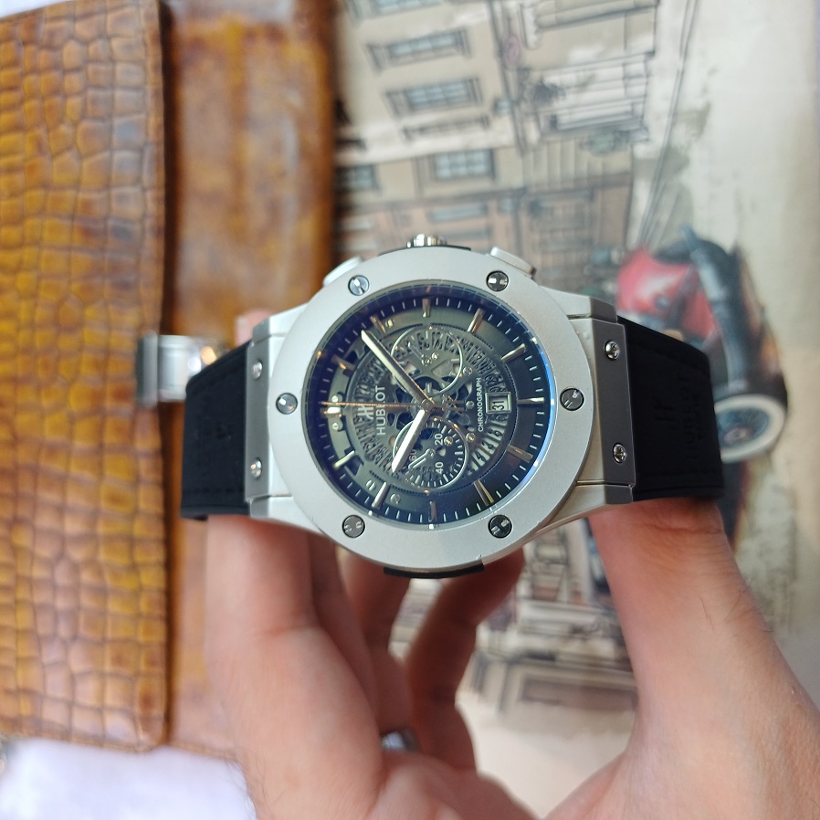 ساعت مچی عقربه ای آنالوگ برند HUBLOT تک موتور تاریخ شمار دار بند چرم قفل فیکسر پروانه ای