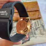 ساعت مچی عقربه ای آنالوگ برند HOBLOT تک موتور تاریخ شمار دار بند چرم قفل فیکسر پروانه ای