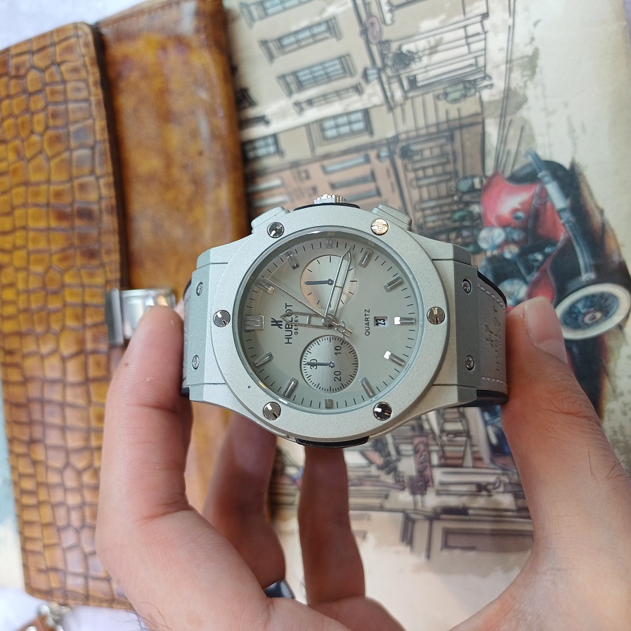 ساعت مچی عقربه ای آنالوگ برند HUBLOT تکر موتور تاریخ شمار دار بند چرم قفل فیکسر پروانه ای