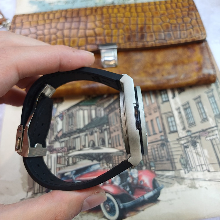 ساعت مچی عقربه ای انالوگ برند HUBLOT تک موتو ر تاریخ شمار دار بند چرم قفل فیکسر پروانه ای