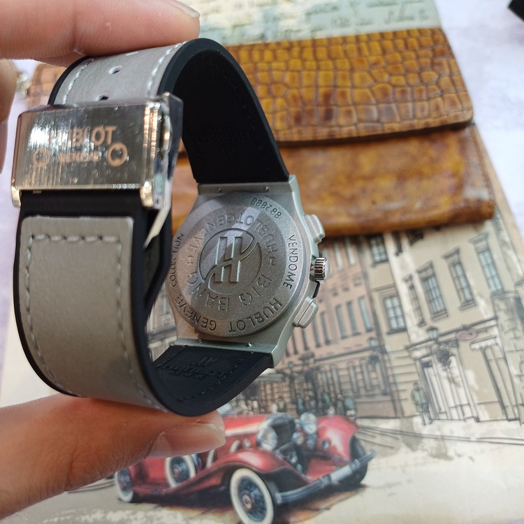 ساعت مچی عقربه ای آنالوگ برند HUBLOT تک موتور تاریخ شمار دار بند چرم قفل فیکسر پروانه ای