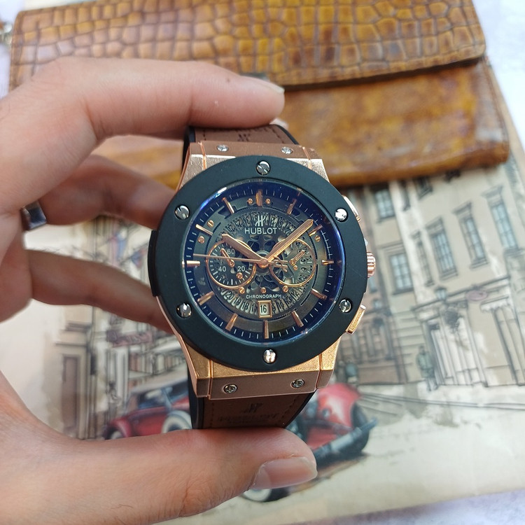 ساعت مچ ی عقربه ای آنالوگ برند HUBLOT تک موتور تاریخ شمار دار بند چرم قفل فیکسر پروانه ای