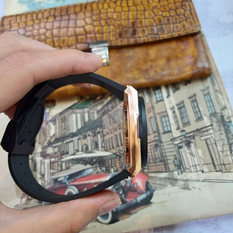 ساعت مچی عقربه ای آنالوگ برند HUBLOT تک موتور تاریخ شمار دار بند چرم قفل فیکسر پروانه ای