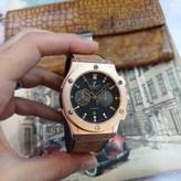 ساعت مچی عقربه ای آنالوگ برند HUBLOT تک موتور تاریخ شمار دار بند چرم قفل فیکسر پروانه ای