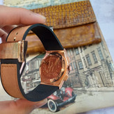 ساعت مچی عقربه ای انالوگ برند HUBLOT تک موتور تاریخ شمار دار بندچرم قفل فیکسر پروانه ای