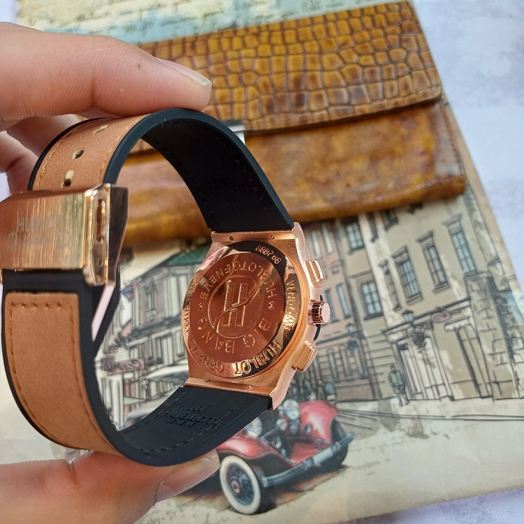 ساعت مچی عقربه ای انالوگ برند HUBLOT تک موتور تاریخ شمار دار بندچرم قفل فیکسر پروانه ای