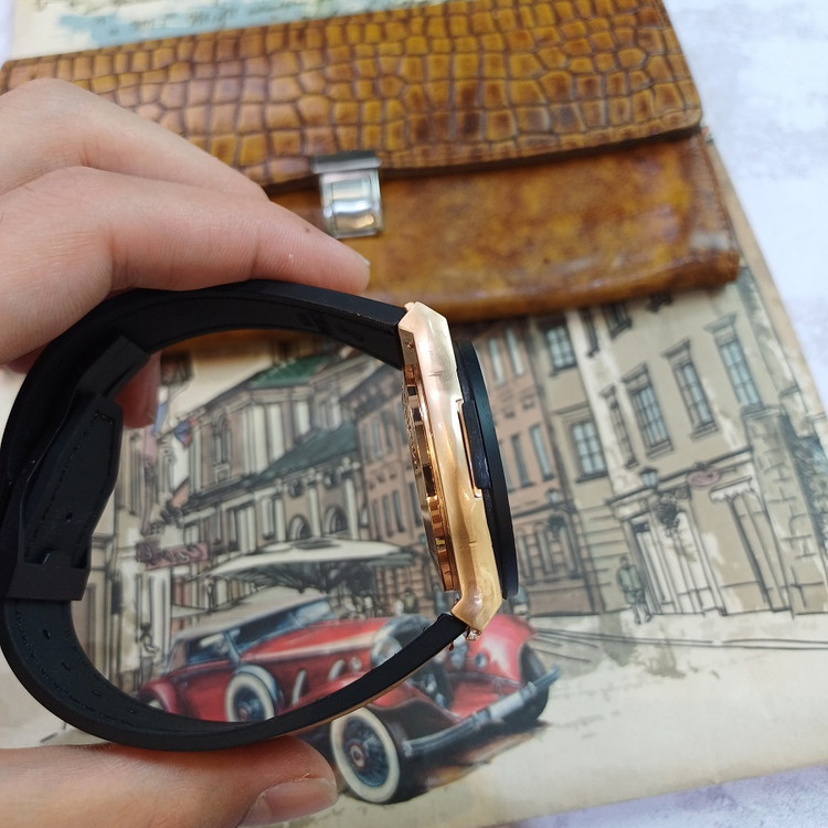 ساعت مچی عقربه ای آنالوگ برند HUBLOT تک موتور تاریخ شمار دار بند چرم قفل فیکسر پروانه ای